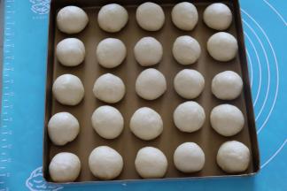 依次留出间距放入烤盘，保鲜膜覆盖，二次发酵.