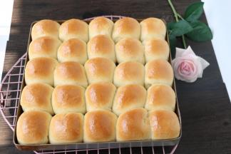 放入上下管预热180度的烤箱中层，烘烤20分钟左右，表面金黄，即可。