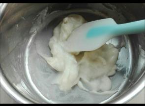 先制作汤种，将水同奶粉混合搅拌无干粉，然后小火不停搅拌至浓稠状态，放置凉了即可