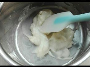 先制作汤种，将水同奶粉混合搅拌无干粉，然后小火不停搅拌至浓稠状态，放置凉了即可