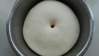 面团发酵至原来的两倍大，手指戳洞，不回缩不塌陷即可