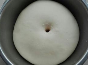 面团发酵至原来的两倍大，手指戳洞，不回缩不塌陷即可