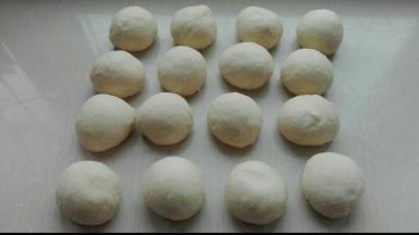 发酵好的面团取出排气，等分16份，揉圆，醒发15分钟