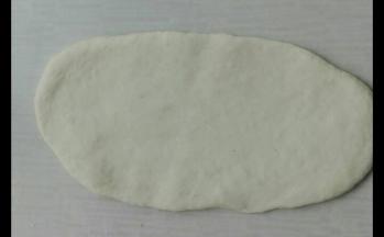 将面团擀开成椭圆形