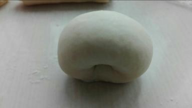 将两头对折捏紧，收口朝下