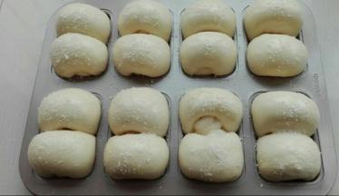 发酵至原来两倍大，表面刷蛋液，撒椰蓉，烤箱中下层175度，20分钟