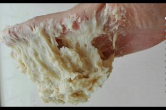 备注：有人反应很黏手，要加粉才可以，请尽量不要改动方子，否则做出来的口感会有所差别！一开始就是很黏手，如图所示，这是一开始的状态，（我这是随意找了张以前拍过的状态，很多时候，有些方子，比这个状态，还要黏手），但是很快就可以不黏手，揉出薄膜，做面包请多学习一下如何揉面，也是做好面包的一个基础