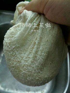 用纱布沥干水分