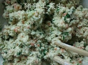 用筷子搅拌均匀，太烂了可以继续加糯米粉，直到可以定型就可以了