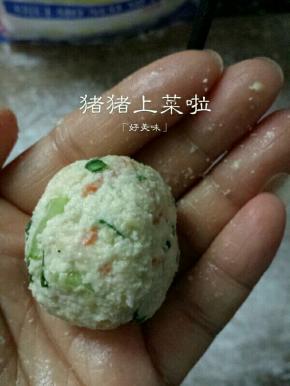 用手抓一点搓圆，手里可以抹点粉，这样就不会粘手