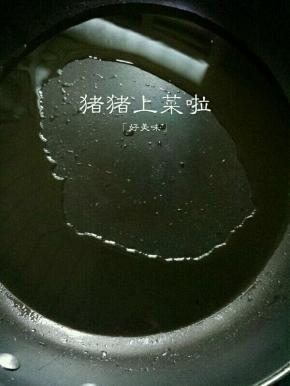 平底锅倒油