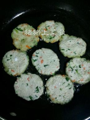 油烧热放豆渣饼，小火慢慢煎，煎至两面金黄就可以了