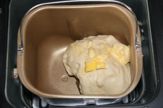 启动面包机和面程序，一个程序20分钟后加入软化的黄油，再次启动一个和面程序。