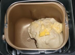 启动面包机和面程序，一个程序20分钟后加入软化的黄油，再次启动一个和面程序。