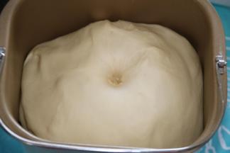 基础发酵两倍或者两倍半大，用手指沾面粉戳孔，不回缩不回弹即可。