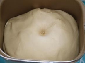 基础发酵两倍或者两倍半大，用手指沾面粉戳孔，不回缩不回弹即可。