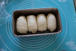 放入模具，盖上保鲜膜进行发酵。