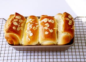 放入上下管预热180的烤箱，中下层烘烤38分钟左右，烘烤13分钟左右，面包表面上色后要及时加盖锡纸，防止上色过深。