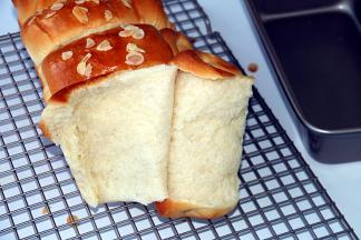 出炉即可脱模。放至冷却架上凉透即可食用。