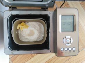 主配方中所有材料按照先液体后粉末的顺序放入面包桶，启动面包机发面48分钟（和面28分钟加一次发酵20分钟）