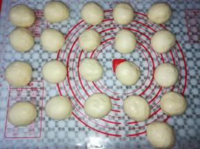 面团平均分成21份，排气滚圆，盖上保鲜膜松弛15分钟