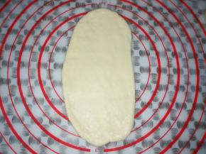 取一个面团擀成扁长型面皮