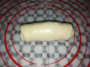 面皮从下往上卷起来，收口处捏紧