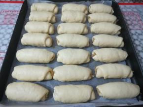 所有面团依次卷好放入烤盘中，进烤箱发酵30分钟