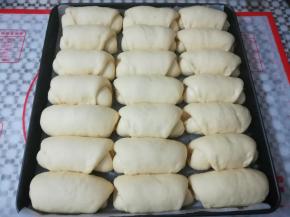 面团发酵到中间没有明显间隔取出，同时预热烤箱上火120度，下火170度