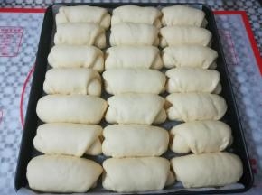面团发酵到中间没有明显间隔取出，同时预热烤箱上火120度，下火170度