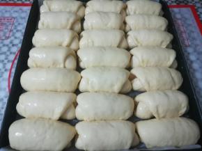 在面团上刷一层薄薄的蛋液