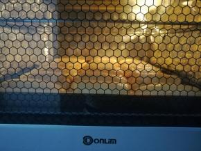 整个烤盘放入烤箱底层，上火120度，下火170度，烤20分钟（其他烤箱按照常用习惯来烤）