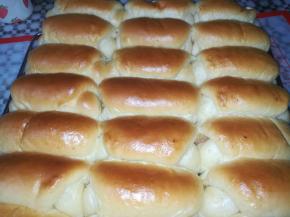 面包烤熟后从烤盘中取出放凉