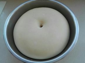 面团盖保鲜膜，温暖处发酵至手指戳洞不回缩不塌陷即可