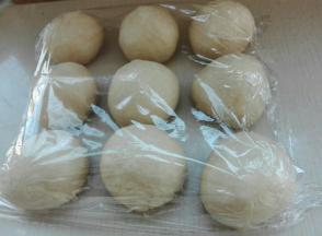 发酵好的面团取出排气，等分35克左右面团10份滚圆（放入八寸戚风蛋糕模具中），等分15克左右面团8份滚圆（放入六寸模具中），（忘记拍放入模具照片啦），放入烤箱二次发酵，放盆热水，温度38度，40分钟