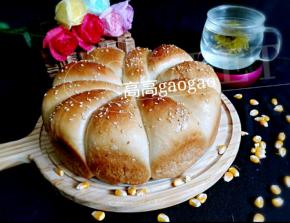 烤箱预热，表面刷蛋液，中下层，上下火175度，25分钟，美美的出炉啦