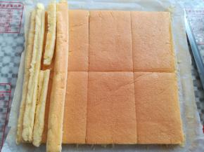 按照蛋糕盒子的尺寸切出大小合适的蛋糕块