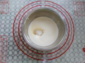 取一个干净的盆子倒入淡奶油加入50克细砂糖打发