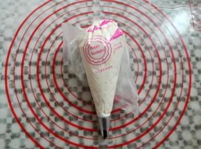 淡奶油装入裱花袋，我用的叶子裱花嘴，挤出来的淡奶油比较薄（叶子裱花嘴没拍到图）