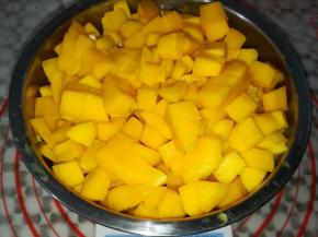 芒果去皮去核切成小块