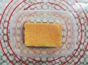 盒子底部放上一片蛋糕胚