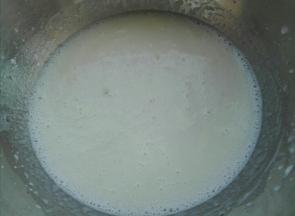 牛奶，玉米油，15克糖充分搅拌均匀