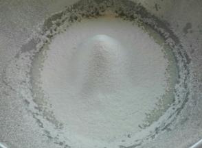 筛入低粉，用划Z形拌匀无干粉即可