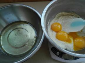 放入蛋黄，蛋清另放入无水无油盆中，滴入几滴柠檬汁或者白醋