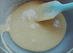 同样划Z形拌至滑顺的蛋黄糊