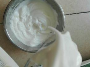 蛋白分三次放入，打发出现大鹰嘴状态即可，同时烤箱预热