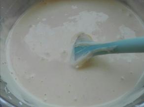 取三分之一蛋白同蛋黄糊，用翻拌手法快速翻拌均匀，再倒入剩余的蛋白中，同样手法翻拌均匀