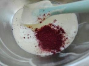 取出一点糊，放入可可粉，抹茶粉，红曲粉都可以，没有严格克数要求，适量放点翻拌均匀即可