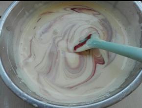 倒入蛋糊中，翻拌两下即可，千万不要多翻拌