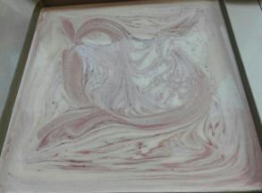 倒入28*28金盘中，抹平，震出气泡，烤箱上下火170度，中层，20分钟（根据自己家烤箱温度去烤）